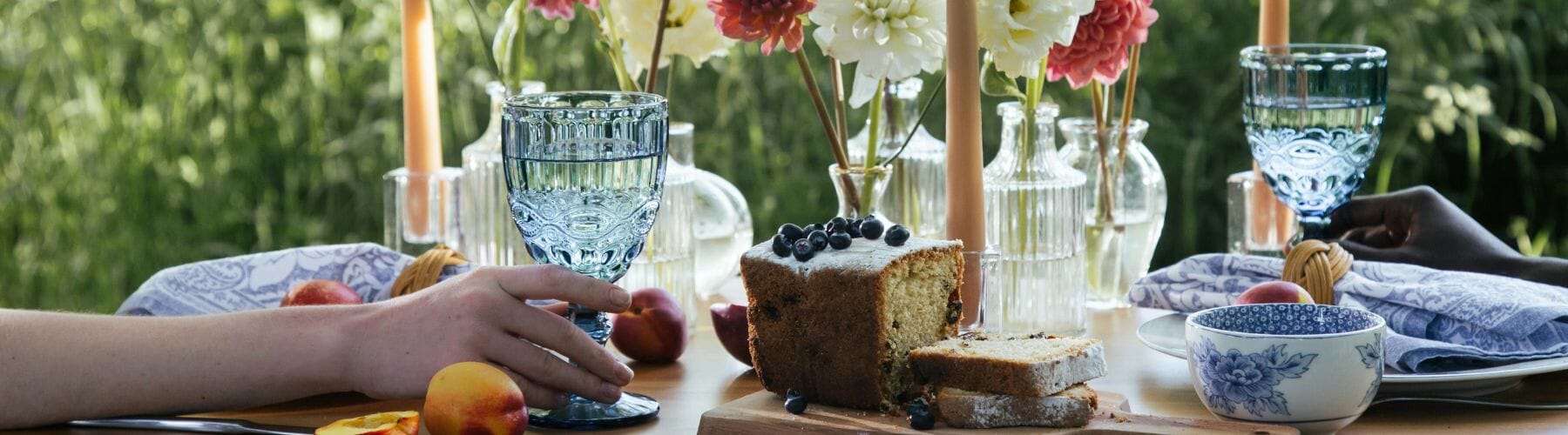 Alfresco Dining: How to Scent Your Dinner Party